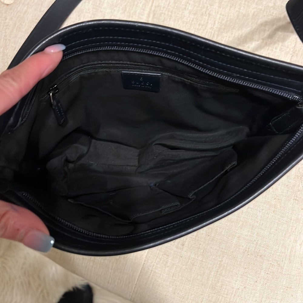 Gucci messenger bag good condition only two very light spots. Authentic - Picture 3 of 7